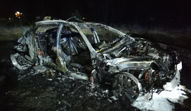 Noční nehoda u Okružní má tragické následky. Řidič v autě uhořel