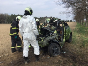 Auto na Táborsku narazilo do stromu a začalo hořet. Řidič na místě zemřel