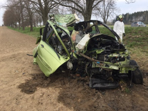 Auto na Táborsku narazilo do stromu a začalo hořet. Řidič na místě zemřel