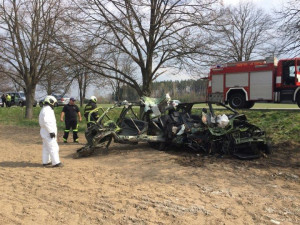 Auto na Táborsku narazilo do stromu a začalo hořet. Řidič na místě zemřel