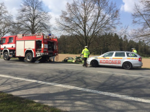 Auto na Táborsku narazilo do stromu a začalo hořet. Řidič na místě zemřel