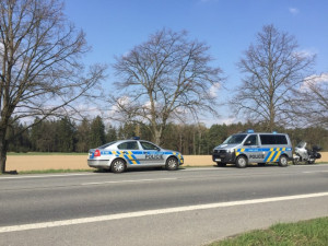 Auto na Táborsku narazilo do stromu a začalo hořet. Řidič na místě zemřel