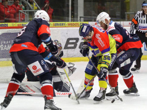 Martin Beránek se snaží v závěrečné třetině překonat chomutovského gólmana Justina Peterse