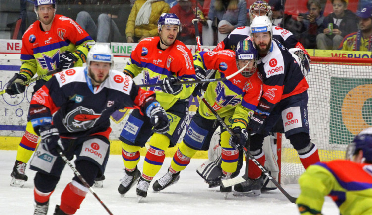 Souboj Beránka s Jankem před klecí hostů