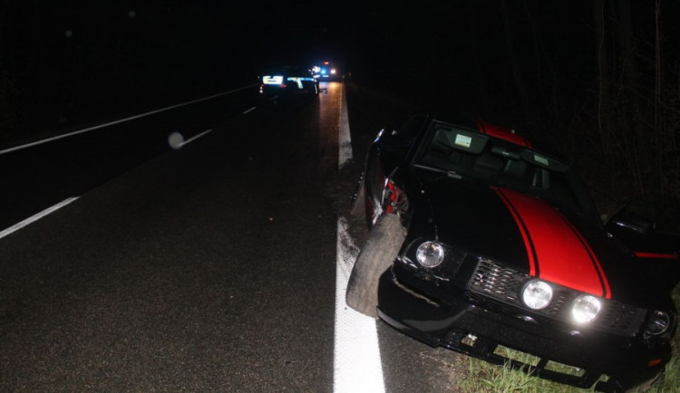 FOTO: Řidič Mustangu ujížděl kvůli propadlé pojistce. Naboural do policistů, jednoho zranil