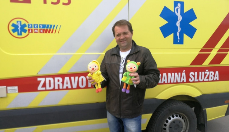 Záchranáři dostali nové vybavení sanitek. Dětské pacienty budou rozveselovat barevní plyšáci