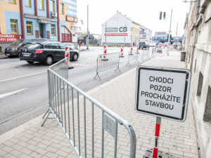 Uzavírka Rudolfovské a Dobrovodské si vyžádá změnu. Doprava ráno kolabovala