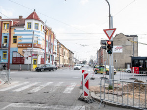 Uzavírka Rudolfovské a Dobrovodské si vyžádá změnu. Doprava ráno kolabovala