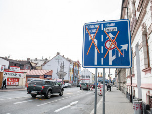 Uzavírka Rudolfovské a Dobrovodské si vyžádá změnu. Doprava ráno kolabovala