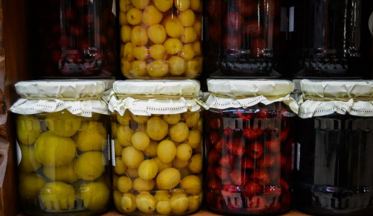 Hladový zloděj ukradl ze sklepa 26 kilo hovězího, vepřového a telecího a desítky sklenic zavařenin