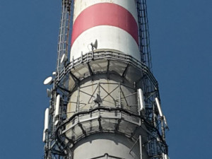 Velmi obtížný zásah mají za sebou jihočeští hasiči, kteří zasahovali v Energetickém centru v Otíně, kde na více než stometrovém komíně uvolnily plechy.