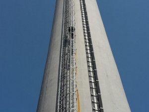 Velmi obtížný zásah mají za sebou jihočeští hasiči, kteří zasahovali v Energetickém centru v Otíně, kde na více než stometrovém komíně uvolnily plechy.