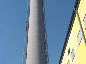 Velmi obtížný zásah mají za sebou jihočeští hasiči, kteří zasahovali v Energetickém centru v Otíně, kde na více než stometrovém komíně uvolnily plechy.