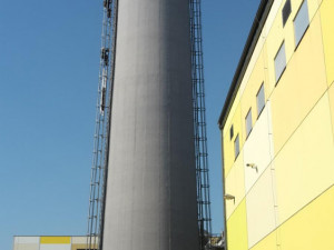 Velmi obtížný zásah mají za sebou jihočeští hasiči, kteří zasahovali v Energetickém centru v Otíně, kde na více než stometrovém komíně uvolnily plechy.