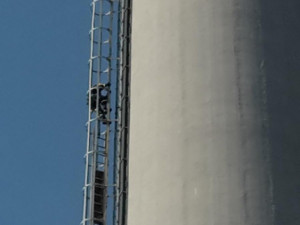 Velmi obtížný zásah mají za sebou jihočeští hasiči, kteří zasahovali v Energetickém centru v Otíně, kde na více než stometrovém komíně uvolnily plechy.