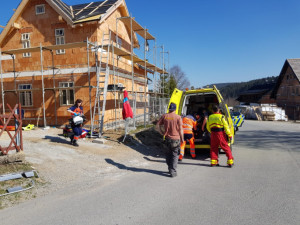 Muž při stavbě domu spadl z lešení. S těžkým zraněním byl letecky transportován do nemocnice v Budějcích