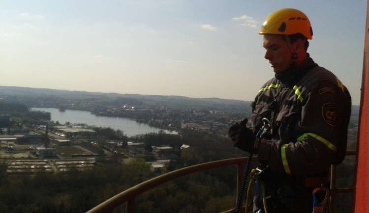 Velmi obtížný zásah mají za sebou jihočeští hasiči, kteří zasahovali v Energetickém centru v Otíně, kde na více než stometrovém komíně uvolnily plechy.
