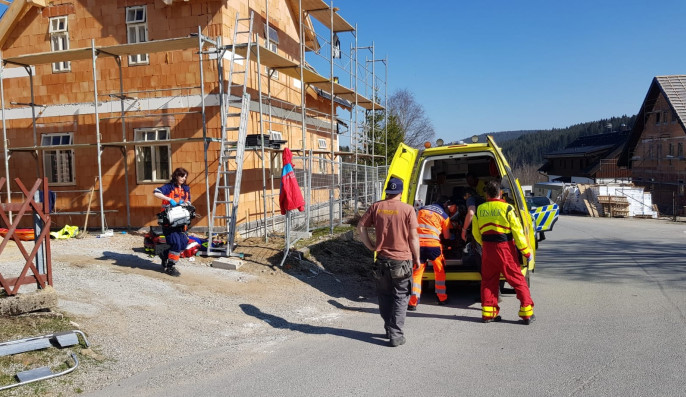 Záchrana muže, který spadl z lešení