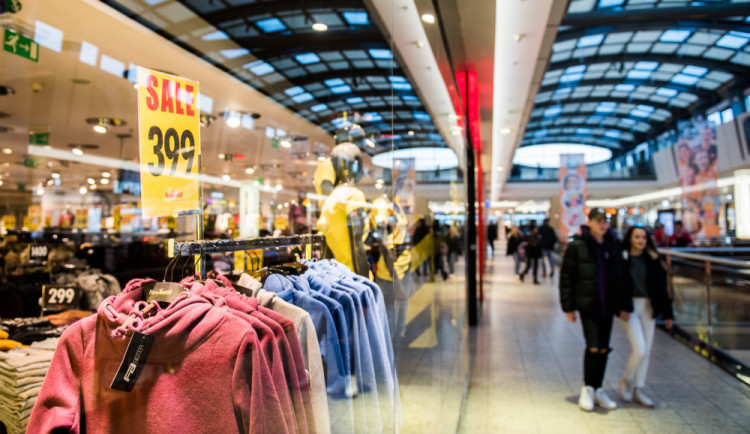Ke každému nákupu dáreček a drink zdarma. Vaňkovka dnes rozdává a prodlužuje otevírací dobu