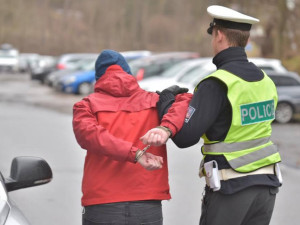 Opilý mladík ničil veřejné toalety, na záchytce si ho vyzvedla matka