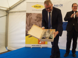 Ťok ukazuje obsah krabice.