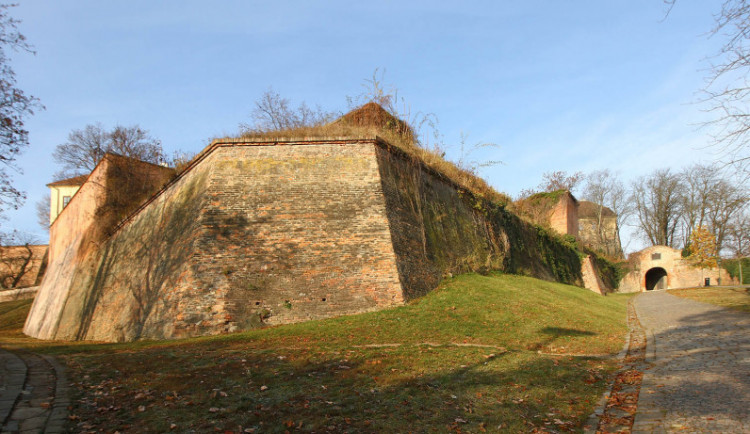 Osmnáctiletá dívka šplhala v noci po hradbách Špilberku. Zmatená ani nevěděla, ve kterém městě je