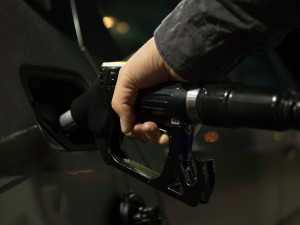Řidiči na jihu Čech tankují nejlevnější benzin
