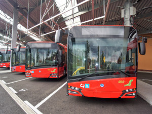 Řidička budějckého trolejbusu řídila pod vlivem drog, za jízdy si měla lakovat i nehty