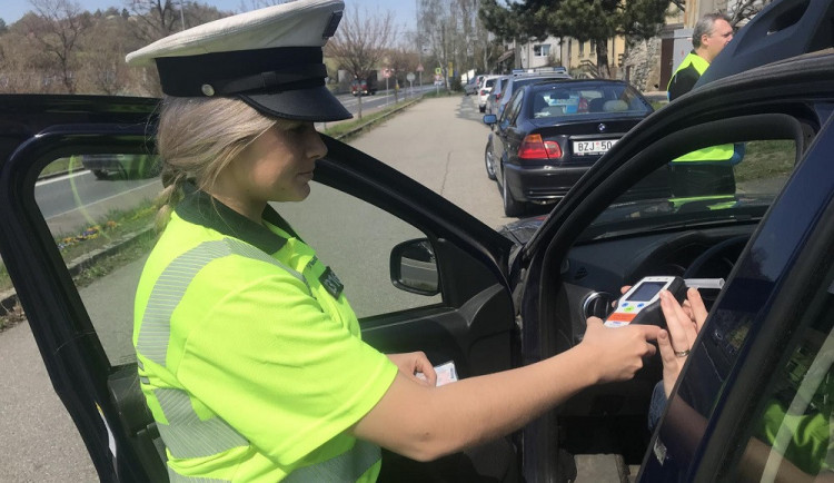 Policisté na jižní Moravě kontrolovali řidiče a rozdávali nealko pivo