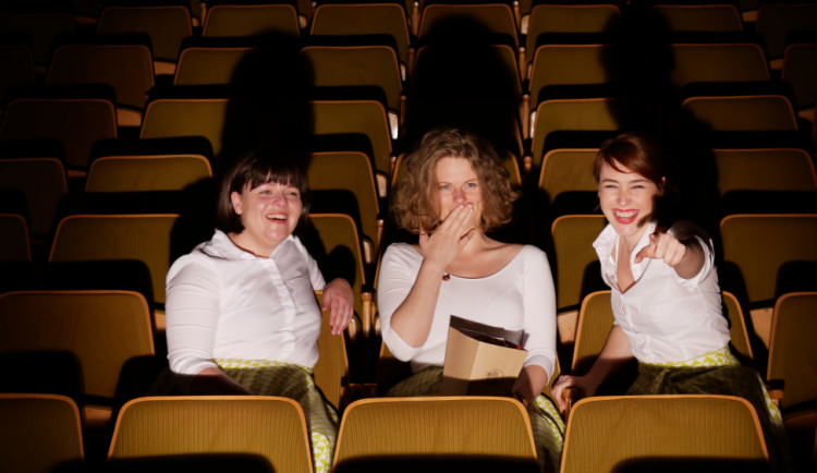 Tři studentky si v Ševětíně dělají radost provozem kina, což dělá radost i ostatním