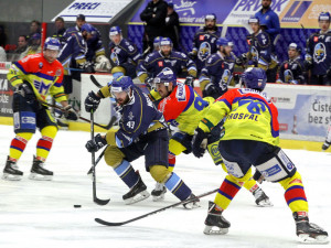 Antonín Melka atakovaný na středovém kruhu Martinem Heřmanem