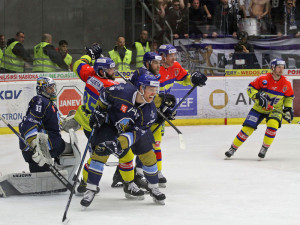 Hostující Nash s Hořavou brání před Cikánkem domácí útočníky Martina Nováka a Jiřího Šimánka