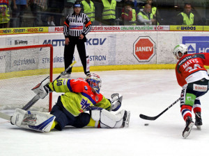 Excelentní zákrok lapačkou vytáhl v první třetině proti Ondřeji Matýsovi Petr Kváča