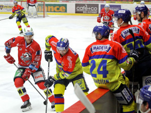 Povedený zápas má za sebou René Vydarený (u mantinelu před Patrikem Poulíčkem). Pardubicím vstřelil dvě branky