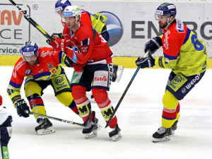 Vydarený s Gilbertem se snaží zabránit Antonínu Duškovi v rozehrávce