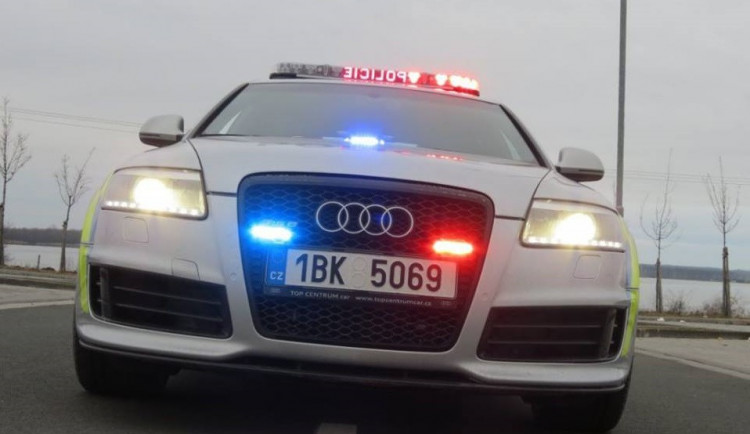 Tmavé SUV na Brněnsku nečekaně předjíždělo a vytlačilo motorkáře ze silnice, policisté hledají svědky
