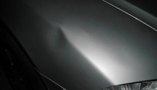 Sedmnáctiletý mladík skákal v Brně po autech. Strážníkům tvrdil, že zakopl