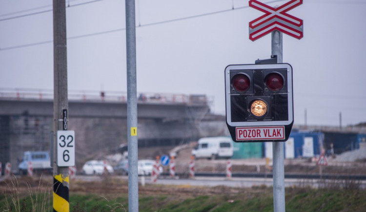 Silný vítr komplikuje dopravu na železnici na jihu Čech