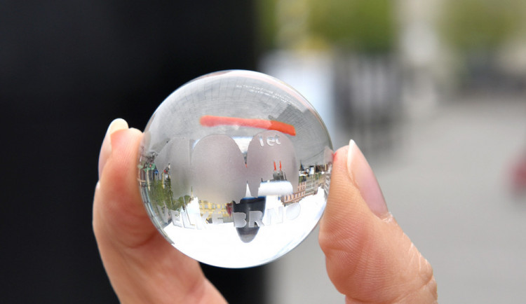 Orloj na Svoboďáku chrlí od úterý speciální edici kuliček. Město slaví století od vzniku Velkého Brna