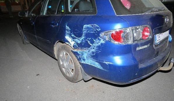 FOTO: Opilá žena nabourala do kolotoče, pak na sebe zavolala policisty