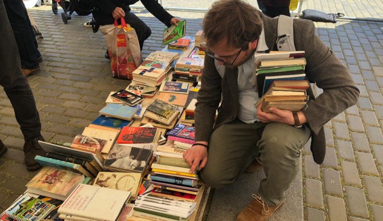 FOTO: Z budějckého náměstí se stala knihovna. Začal festival Literatura žije