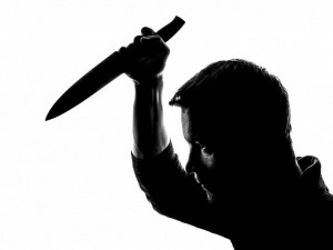 Slovní útoky před barem vyvrcholily fyzickým napadením, agresor vytáhl nůž