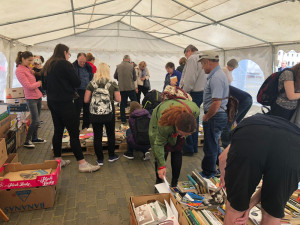 Z budějckého náměstí se stala knihovna. Začal festival Literatura žije