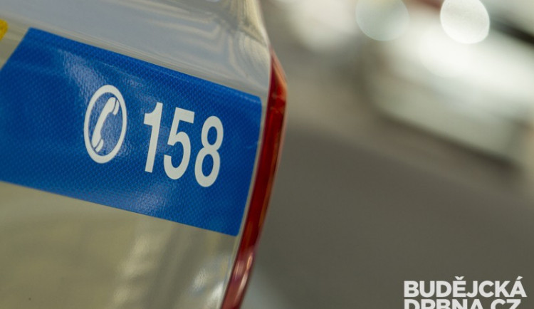 Bílá dodávka zavadila při předjíždění zrcátkem o chodce, policisté hledají svědky