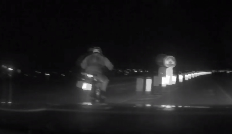 VIDEO: Motorkář pod vlivem drog ujížděl v Brně policistům. Honičku ukončil až jeho pád do příkopu