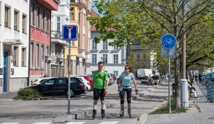 Alkohol u cyklistů policie netoleruje. Bruslaři jsou na tom podle zákona jinak