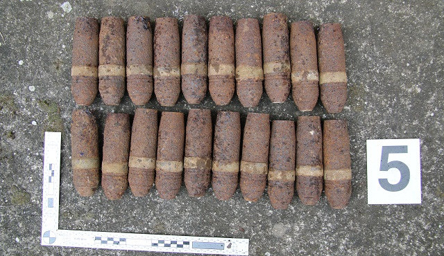 FOTO: Pozůstalí vyklízeli dům po zemřelém. Našli dělostřelecké granáty, rozbušky a trhaviny