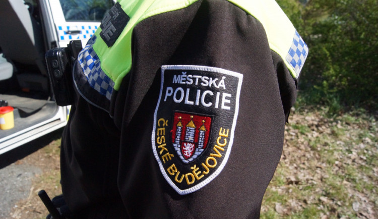 Muž se v Budějcích zastal ženy, agresor ho zkopal