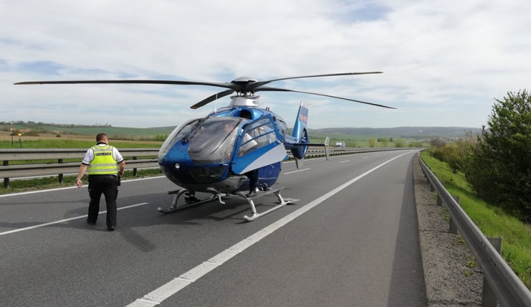 Dva mladí policisté zachránili život zkolabovanému řidiči uprostřed plného provozu na D1