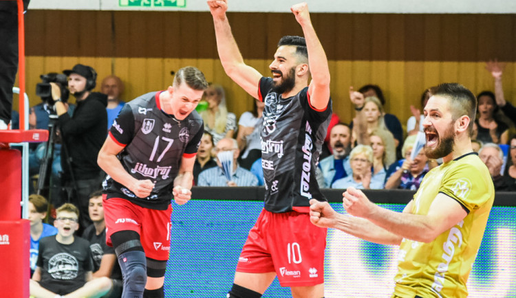 Jihostroj smetl Duklu.